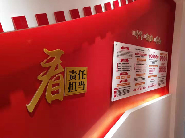 圖片5 社區(qū)黨群服務(wù)中心的黨建文化長廊。