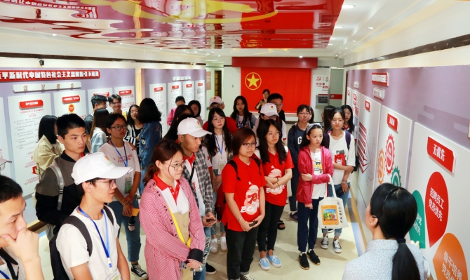 講解員介紹企業(yè)發(fā)展情況