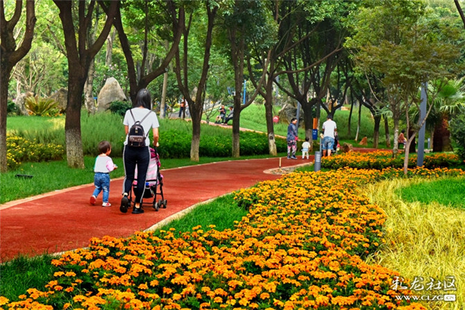 人民安居樂業(yè) 彩龍網(wǎng)友像由心生 攝