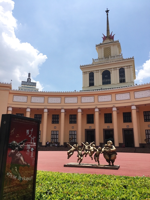 “時(shí)代樂(lè)章——許鴻飛雕塑世界巡展·昆明站”在云南省美術(shù)館開(kāi)幕。記者孫紅亮攝