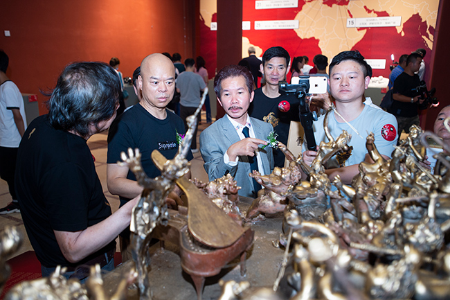 嘉賓在觀賞新作品《時(shí)代樂(lè)章》。供圖