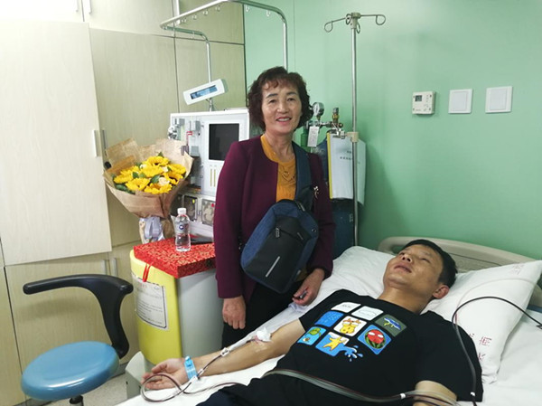 母親一直陪伴在王先生身邊 母親一直陪伴在王先生身邊