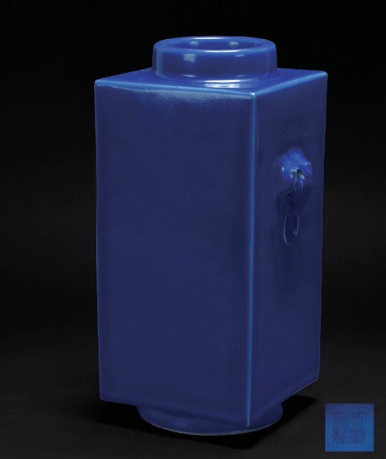 清乾隆 霽藍(lán)釉象耳琮式瓶