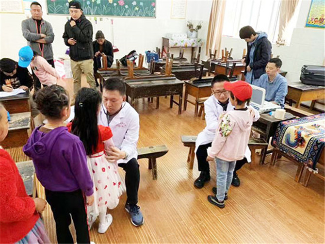 醫(yī)療團(tuán)隊(duì)為全縣160余名孩子進(jìn)行義診活動(dòng)。