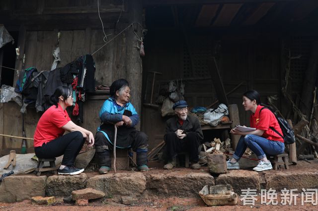 扶貧隊(duì)員入戶走訪貧困戶