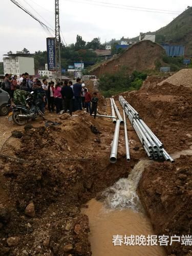 湯利平帶領(lǐng)著鄉(xiāng)親們進(jìn)行飲水管網(wǎng)等基礎(chǔ)設(shè)施建設(shè)