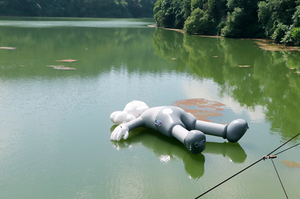 圖片一 身長(zhǎng)10米的XX眼Kaws·Copmanion巨型公仔