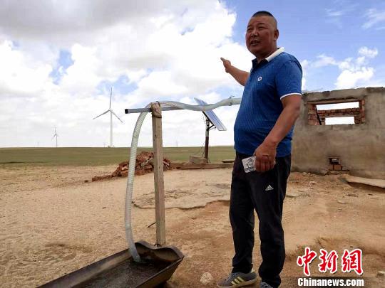 圖為達(dá)來(lái)介紹自家智能化飲羊設(shè)備?！埩只?攝