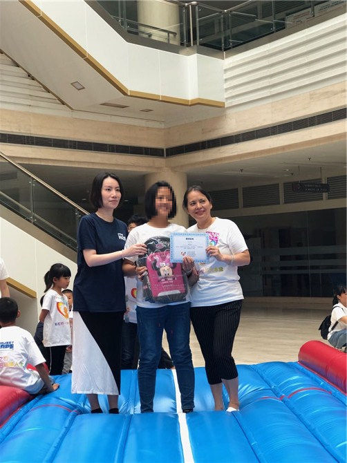 主辦方為患兒頒獎(jiǎng)