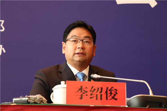 宜良縣委書記李紹俊發(fā)言。