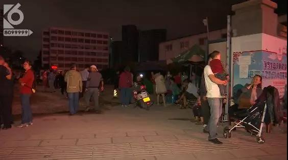 家人輪流通宵“值班”！為選好房，昆明400多拆遷戶排隊三天三夜…