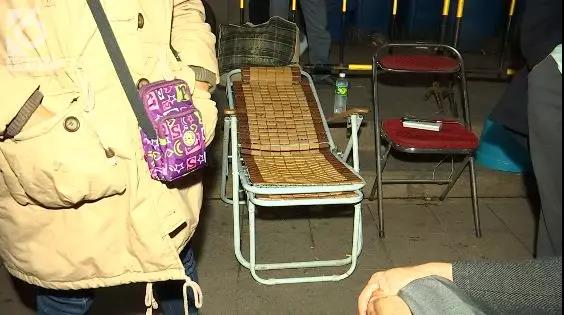 家人輪流通宵“值班”！為選好房，昆明400多拆遷戶排隊三天三夜…