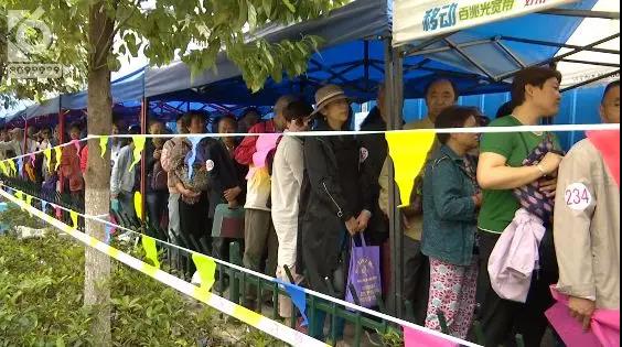 家人輪流通宵“值班”！為選好房，昆明400多拆遷戶排隊三天三夜…