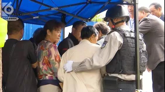 家人輪流通宵“值班”！為選好房，昆明400多拆遷戶排隊三天三夜…