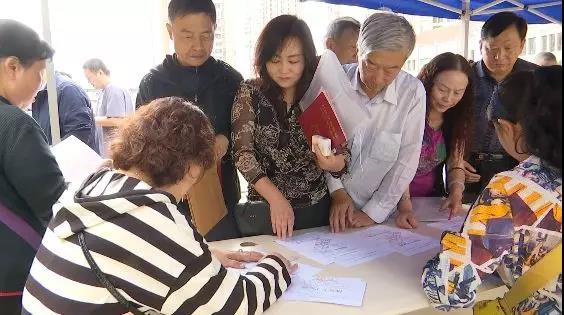 家人輪流通宵“值班”！為選好房，昆明400多拆遷戶排隊三天三夜…