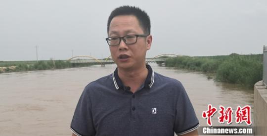 圖為烏梁素海生態(tài)保護(hù)中心副主任包巍介紹情況。　于曉 攝