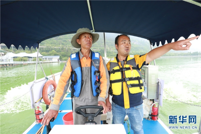 在昆明滇池湖泊治理開發(fā)有限公司一線藍(lán)藻打撈工人張文建看來，藍(lán)藻治理就如愚公移山，不容易，不輕松，“不能半途而廢，也不能僅憑一人?！保▓D右為張文建）（新華網(wǎng) 范芳鈺 文 趙普凡 攝）