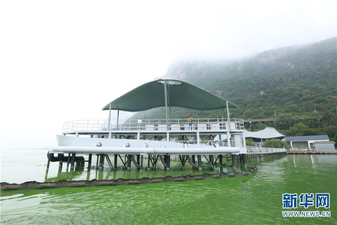 6好在這樣的狀況得到改觀。2011年，昆明市滇池管理局建成投運(yùn)了專門用于湖庫(kù)藍(lán)藻水華處理站——龍門藻站，2012年，該站移交至昆明滇池投資有限責(zé)任公司管理運(yùn)行，昆明滇池湖泊治理開發(fā)有限公司為代建單位。