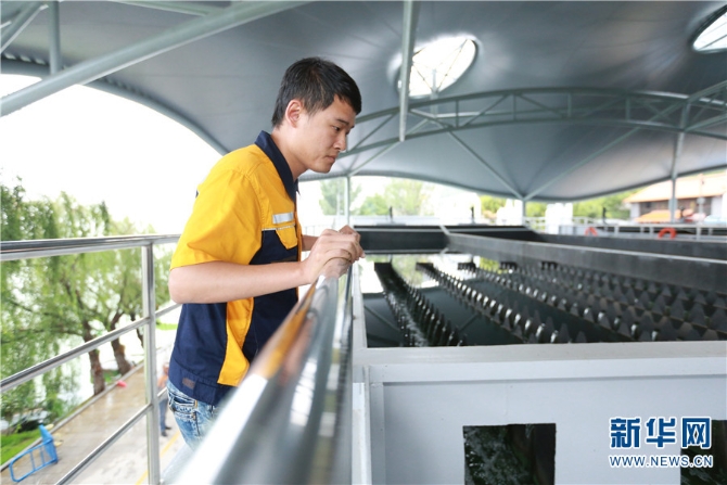 9藍(lán)藻治理取得的成效不僅給了打撈工人們極大的信心，同時(shí)也給了許多市民們信心，張文建發(fā)現(xiàn)，如今越來越多的大學(xué)生一畢業(yè)就選擇投身于滇池治理，他感受到了有更多人對(duì)滇池治理工作有了理解和認(rèn)同。