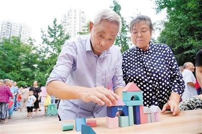 考驗夫妻間的默契度 七夕活動引數(shù)百居民參與