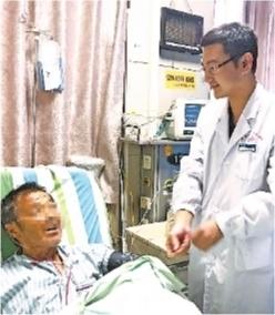 上山割草被蛇咬傷 老農(nóng)僅以草藥外敷傷口險(xiǎn)丟命