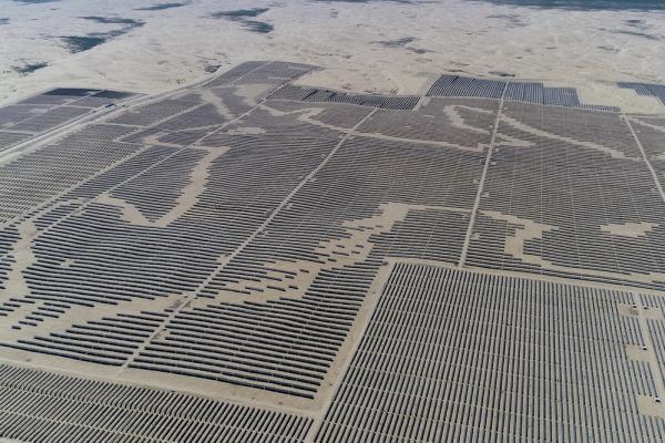 【新時(shí)代·幸福美麗新邊疆】達(dá)拉特光伏發(fā)電應(yīng)用領(lǐng)跑基地:把黃沙變成“黃金” 【新時(shí)代·幸福美麗新邊疆】達(dá)拉特光伏發(fā)電應(yīng)用領(lǐng)跑基地:把黃沙變成“黃金”