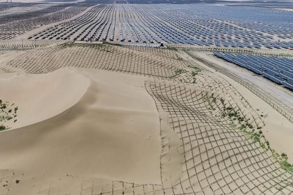 【新時(shí)代·幸福美麗新邊疆】達(dá)拉特光伏發(fā)電應(yīng)用領(lǐng)跑基地:把黃沙變成“黃金” 【新時(shí)代·幸福美麗新邊疆】達(dá)拉特光伏發(fā)電應(yīng)用領(lǐng)跑基地:把黃沙變成“黃金”