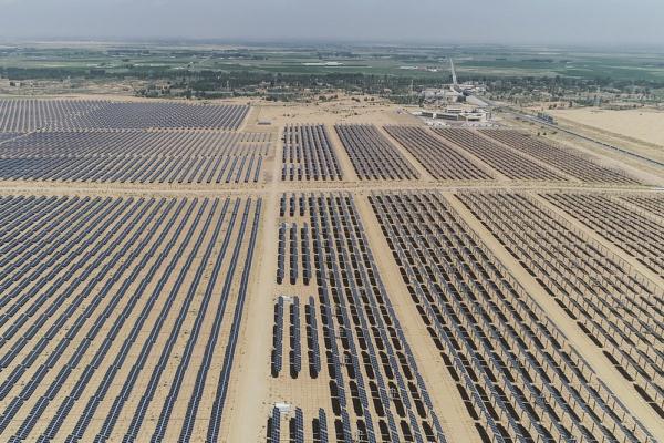 【新時(shí)代·幸福美麗新邊疆】達(dá)拉特光伏發(fā)電應(yīng)用領(lǐng)跑基地:把黃沙變成“黃金” 【新時(shí)代·幸福美麗新邊疆】達(dá)拉特光伏發(fā)電應(yīng)用領(lǐng)跑基地:把黃沙變成“黃金”