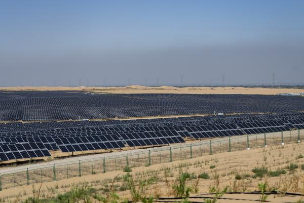 【新時(shí)代·幸福美麗新邊疆】達(dá)拉特光伏發(fā)電應(yīng)用領(lǐng)跑基地:把黃沙變成“黃金” 【新時(shí)代·幸福美麗新邊疆】達(dá)拉特光伏發(fā)電應(yīng)用領(lǐng)跑基地:把黃沙變成“黃金”