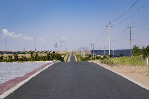 【新時(shí)代·幸福美麗新邊疆】達(dá)拉特光伏發(fā)電應(yīng)用領(lǐng)跑基地:把黃沙變成“黃金” 【新時(shí)代·幸福美麗新邊疆】達(dá)拉特光伏發(fā)電應(yīng)用領(lǐng)跑基地:把黃沙變成“黃金”