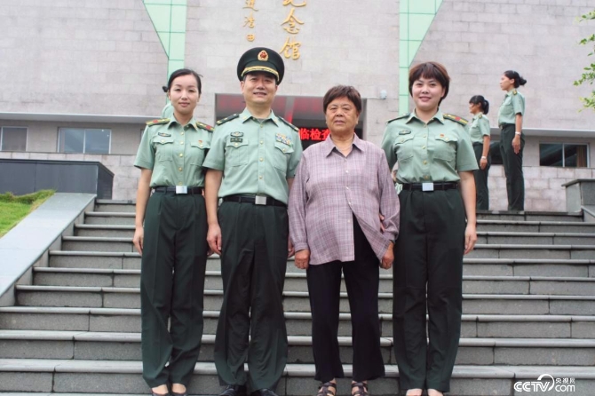 第一代女子民兵連連長(zhǎng)汪月霞（右二）（圖片由溫州市網(wǎng)信辦提供）