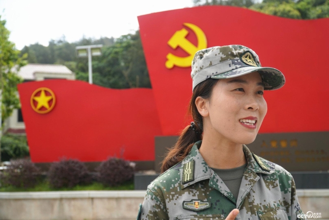 新一代“海霞精神”的延續(xù)者，洞頭女子民兵連指導(dǎo)員楊燕輝。（王莉莉 攝）