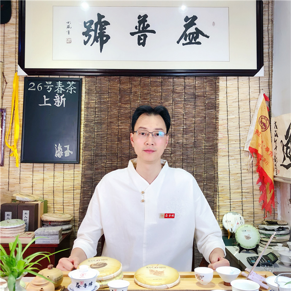 每晚8點(diǎn)到零點(diǎn)，海玉都在直播間里和粉絲分享茶道。