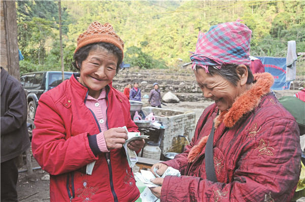 獨龍族群眾喜領(lǐng)低保金。王靖生攝