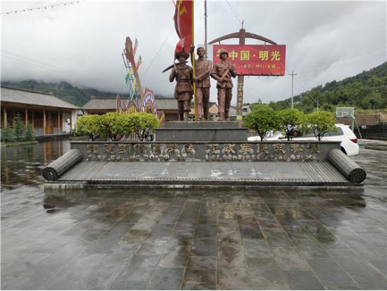 國門廣場，每晚都會有村民前來娛樂。記者刁鳳云攝