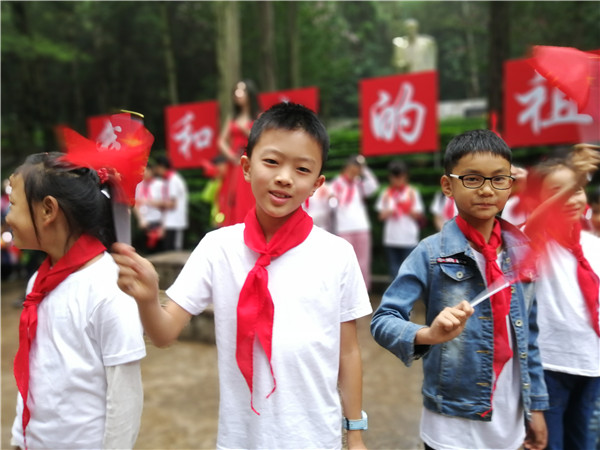 參與快閃活動(dòng)的少先隊(duì)員 參與快閃活動(dòng)的少先隊(duì)員