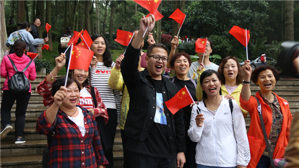 加入合唱的圍觀群眾 加入合唱的圍觀群眾