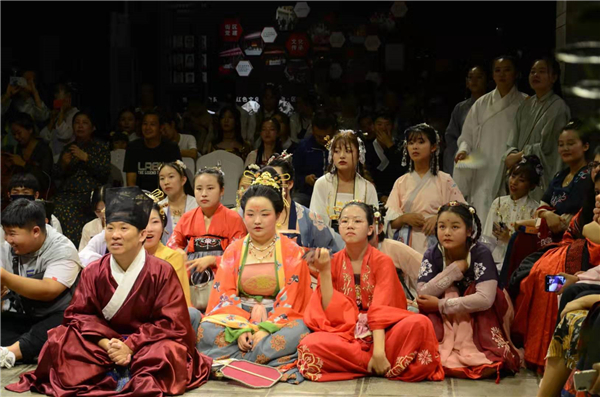 中國(guó)友人看孟加拉國(guó)朋友表演聚精會(huì)神。