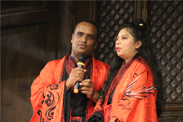 卡比和艾莎在唱孟加拉國(guó)情歌