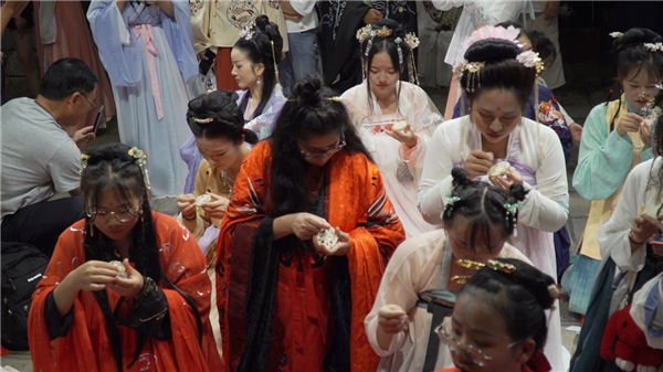 艾莎參與賽巧會(huì)