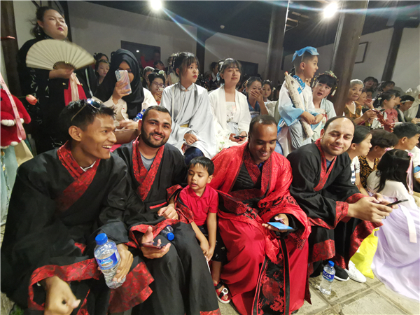 興高采烈看表演