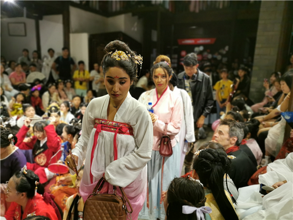 進(jìn)場(chǎng)看表演