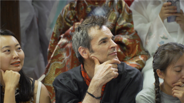 專(zhuān)心致志看表演