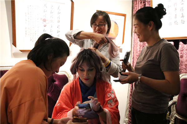 外國(guó)友人化妝中