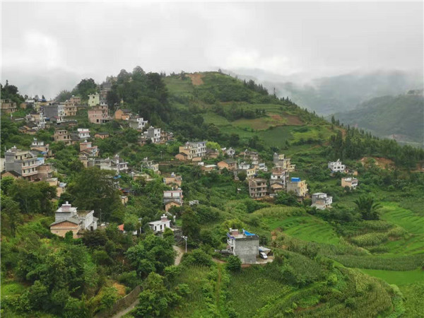 半山腰秀麗的達(dá)木村