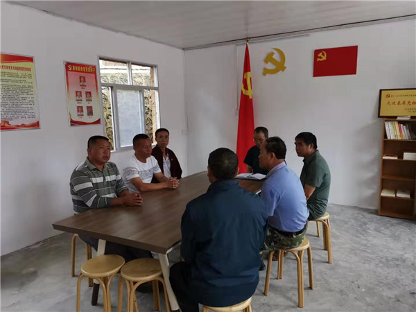 達(dá)木村革幫落實(shí)“四議兩公開(kāi)”制度