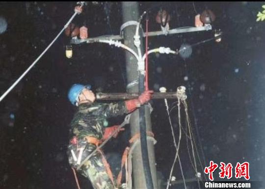 圖為電力搶修人員?！＄娦?攝