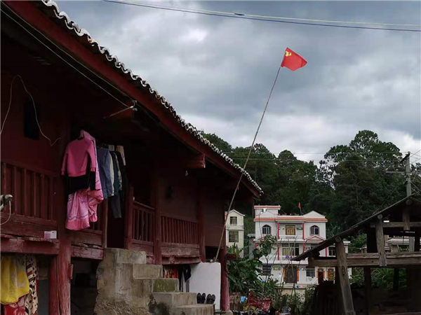 黨員家飄揚(yáng)的黨旗