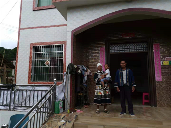 54歲的劉志國(guó)（右）是村里致富帶頭人的典范