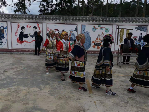 脫貧后的村民歡快跳舞